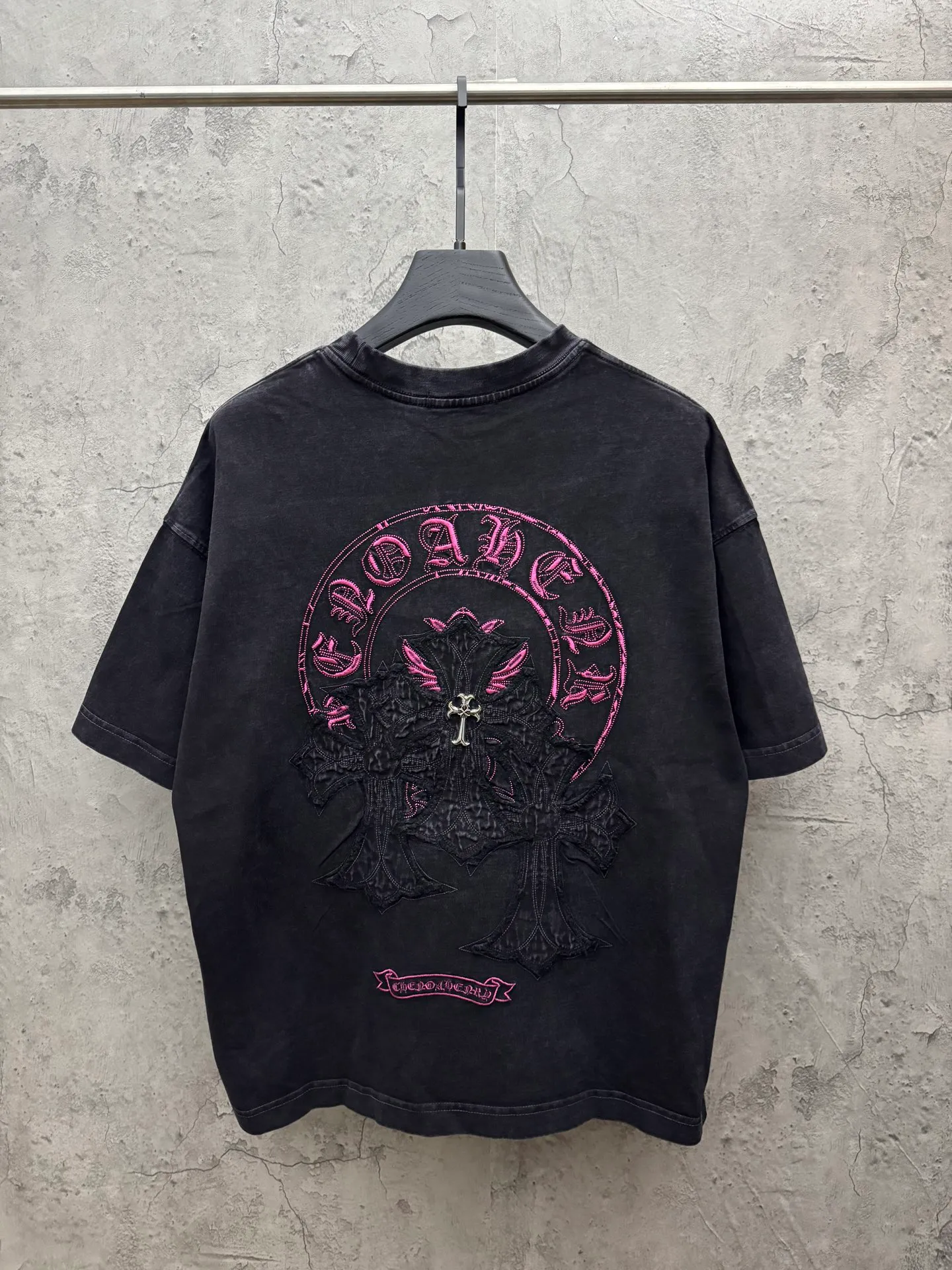 P240 top version, real shot without P, ​​different from market currency) 𝗖𝗵𝗿𝗼𝗺𝗲 𝗛𝗲𝗮𝗿𝘁𝘀/Croxin 2026 spring new original single counter American washed patch embroidered couple short sleeves 👑The highest version! Customized fabric 320 grams, washed and fried. Best-selling model at the counter. Very comfortable to wear. Accessories: Original molded and authenticated collar label➕100% silk wash label. Genuine purchase-grade original hangtag➕matching hanging rope➕3D hanging beads➕original packaging bag. Craftsmanship: The original version has consistent wiring! The highest version of the armhole matching technique! Color: Gray Black Size: S M L XL Style No.: 6616